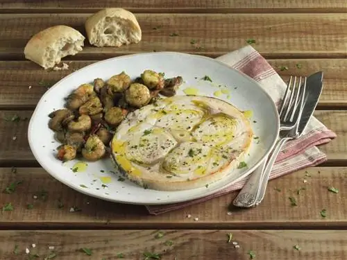 рыба-меч с грибами и креветками