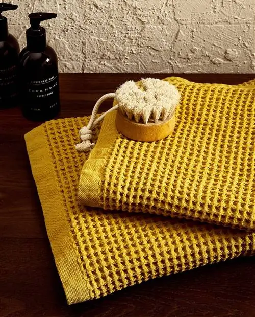 Хлопковое полотенце Zara Home с тисненым вафельным эффектом и гладким краем Хлопковое полотенце Zara Home с тисненым вафельным эффектом и гладким краем