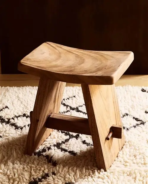 Деревянный табурет с изогнутым сиденьем от Zara Home Деревянный табурет с изогнутым сиденьем от Zara Home