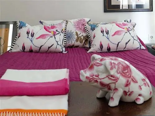 Комната, Дизайн интерьера, Текстиль, Розовый, Постельные принадлежности, Белье, Стена, Фиолетовый, Подушка, Спальня,