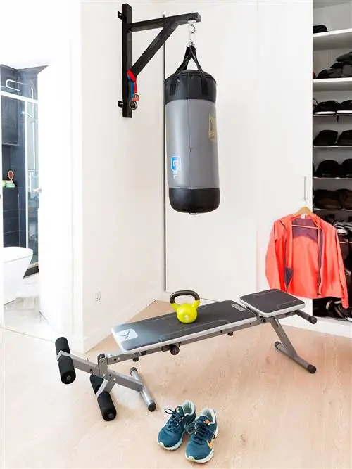 Комната, Боксерская груша, Тренажерный зал, Мебель, Стол,