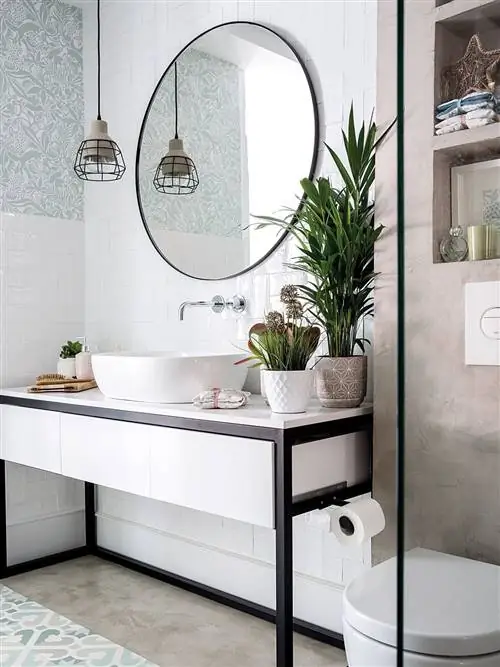 современная серо-белая ванная комната