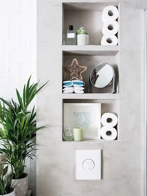 современная ванная комната в бело-сером цвете со встроенным бачком