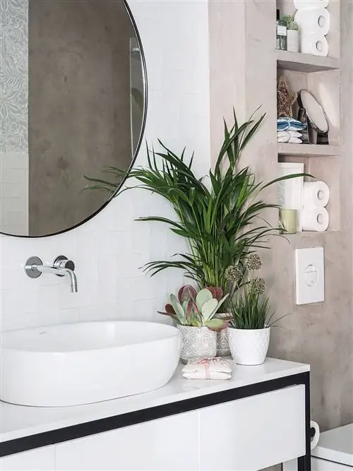 современная ванная комната в бело-сером подвесном унитазе