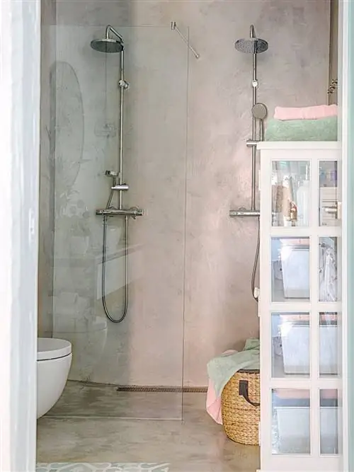 современная ванная комната с бело-серой душевой кабиной