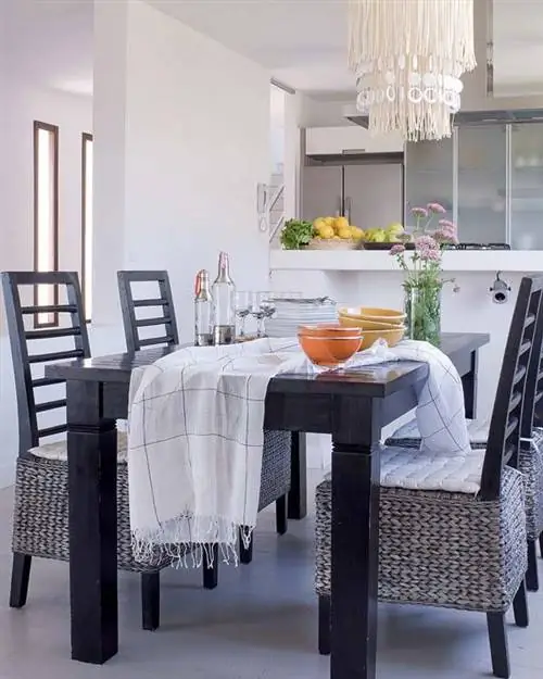 Скатерть, Комната, Дизайн интерьера, Стол, Мебель, Текстиль, Белый, Этаж, Столовая, Постельное белье,