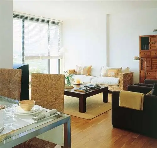 Дерево, Комната, Дизайн интерьера, Этаж, Пол, Стол, Стена, Мебель, Диван, Гостиная,