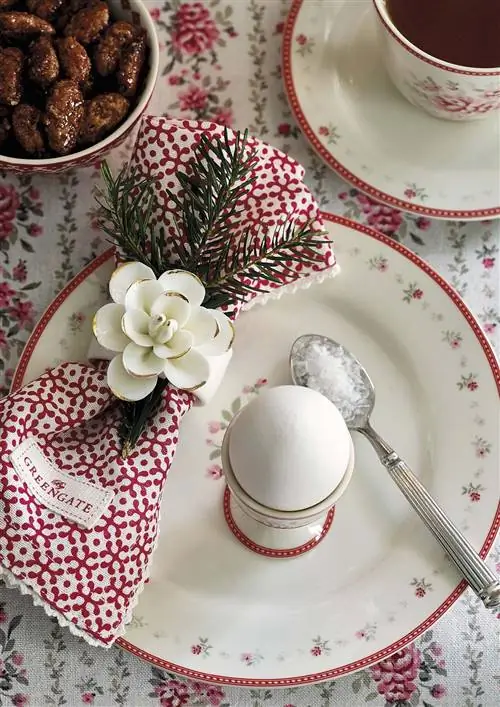 Стол для завтрака: посуда с цветами