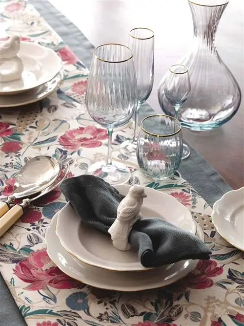 Сервировка стола: цветочная скатерть белая и золотая посуда