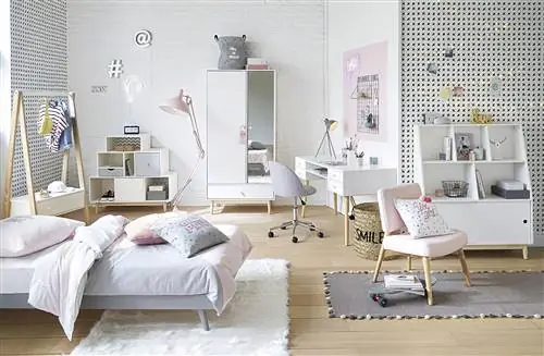 современная детская спальня в белых, серых и розовых тонах