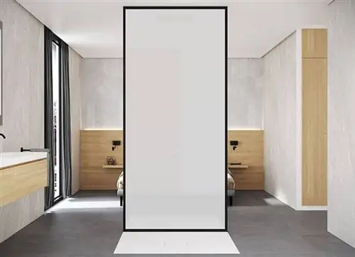 Экран со стеклом, позволяющим регулировать прозрачность с помощью пульта дистанционного управления