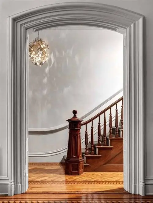 Молдинг, Зеркало, Арка, Архитектура, Комната, Мебель, Дизайн интерьера, Дерево, Пол, Штукатурка,