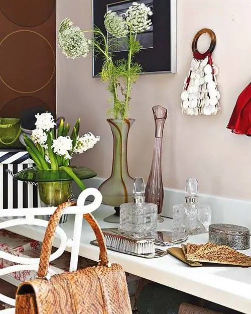 Комната, Цветок, Дизайн интерьера, Букет, Артефакт, Постельное белье, Ваза, Стекло, Посуда, Скатерть,