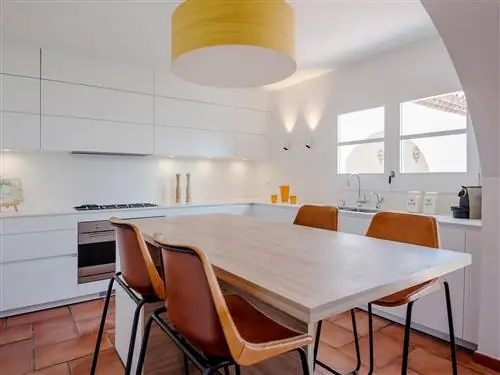 Комната, Мебель, Недвижимость, Дизайн интерьера, Кухня, Потолок, Оранжевый, Желтый, Столешница, Стол,