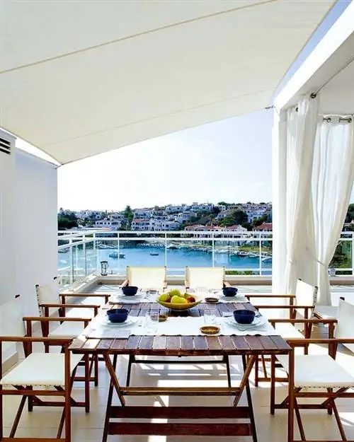 Мебель, Стол, Дизайн интерьера, Стекло, Стул, Абажур, Занавес, Квартира, Ресторан, Дизайн,