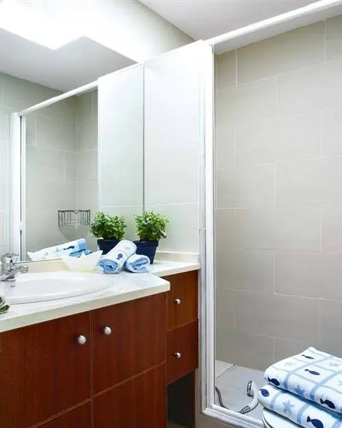 Комната, Имущество, Стена, Краснодеревщик, Светильник, Ящик, Ванная комната, Сантехника, Плитка, Раковина,