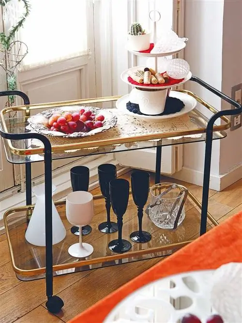 Комната, Дизайн интерьера, Посуда, Посуда, Стол, Мебель, Стекло, Дизайн интерьера, Бокалы, Дом,