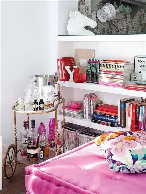 Комната, Велосипедное колесо, Текстиль, Розовый, Стеллаж, Постельное белье, Дизайн интерьера, Пурпурный, Полка, Постельные принадлежности,