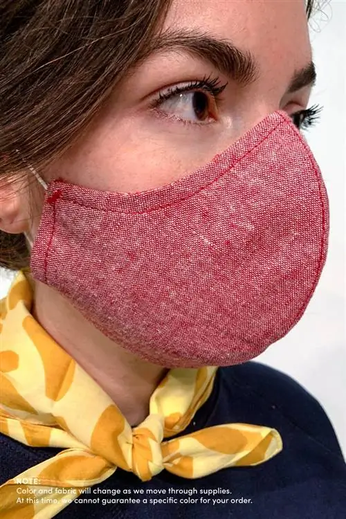 маска для лица из красной ткани
