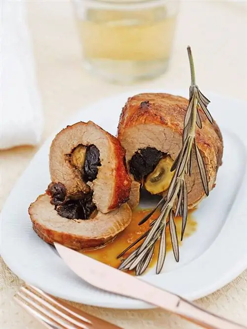 Мясо, фаршированное сливами Мясо, фаршированное сливами
