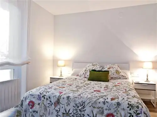 Кровать, Освещение, Комната, Дизайн интерьера, Недвижимость, Постельные принадлежности, Стена, Спальня, Пол, Текстиль,