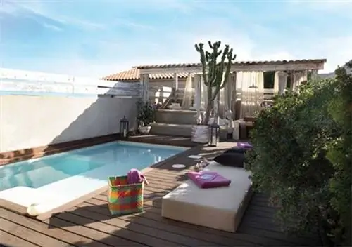 Бассейн, Имущество, Недвижимость, Дом, Вилла, Курорт, Дом, Жилой район, Мебель для улицы, Композитный материал,