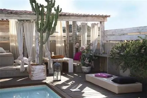 Недвижимость, Недвижимость, Дизайн интерьера, Дом, Занавес, Обработка окон, Цветочный горшок, Дизайн интерьера, Диван, Тень,