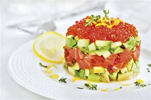тартар из лосося, авокадо и огурца с красной икрой