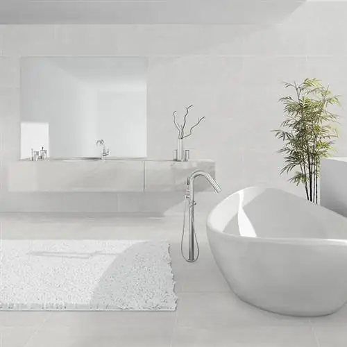 Ванная комната отделана крупной серой каменной плиткой