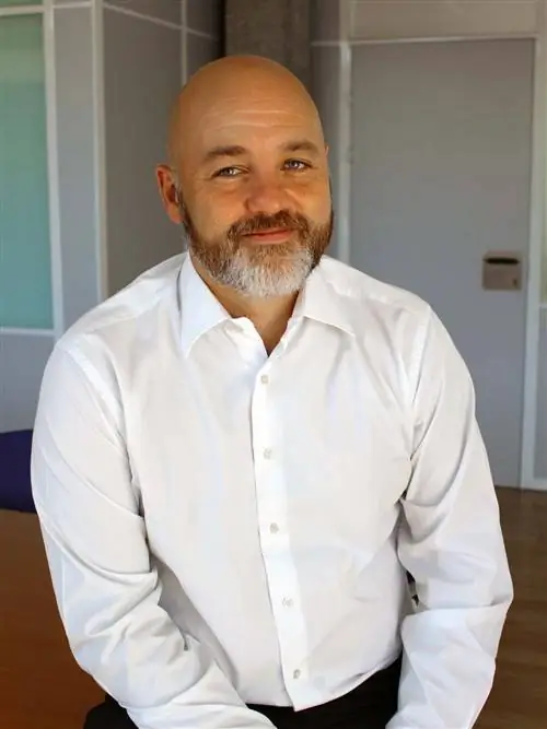 Волосы, Волосы на лице, Рубашка, Борода, Лоб, Усы, Костюм, Торжественная одежда, Рубашка, Белый воротничок,