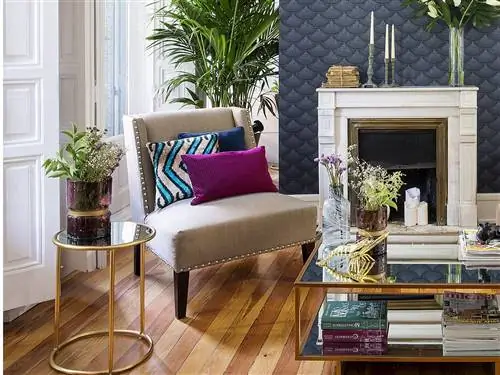 Мебель, Комната, Гостиная, Дизайн интерьера, Фиолетовый, Журнальный столик, Стол, Дом, Стул, Диван,