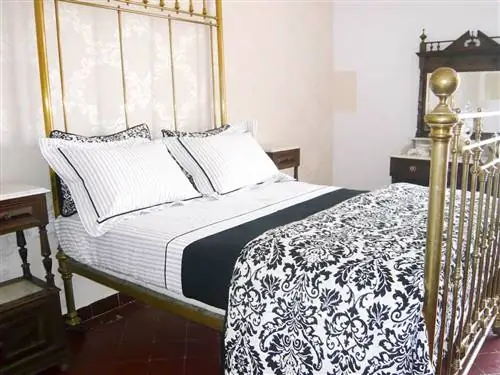 Кровать, Комната, Освещение, Дизайн интерьера, Постельные принадлежности, Недвижимость, Спальня, Текстиль, Стена, Простыня,