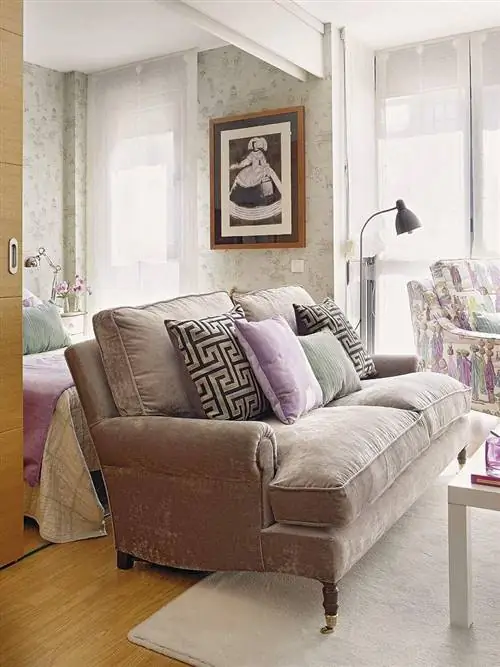 Мебель, Комната, Дизайн интерьера, Гостиная, Диван, Фиолетовый, Студийный диван, Розовый, Стена, Пол,