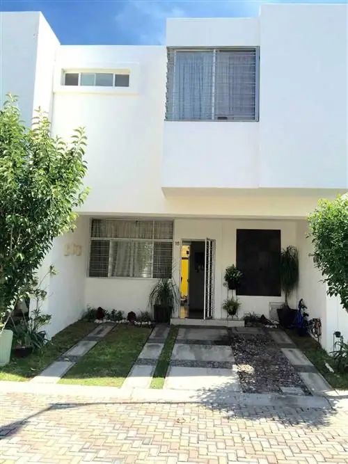 Растение, Недвижимость, Недвижимость, Фасад, Здания, Дом, Дом, Жилой район, Светильник, Дверь,