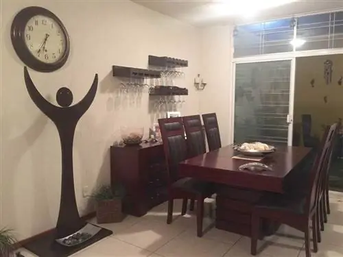 Комната, Дизайн интерьера, Этаж, Стол, Стена, Настил, Дизайн интерьера, Столовая, Паркет, Настенные часы,