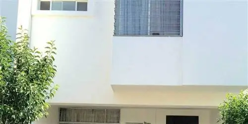 Дом в темных тонах