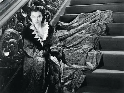 Монохромный, Лестница, Мех, Натуральный материал, Меховая одежда, Модель, Вымышленный персонаж, Продукт животного происхождения, Скульптура,