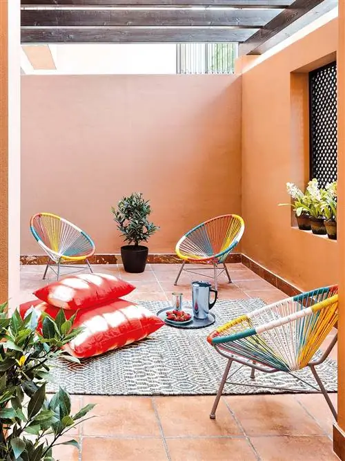 Небольшой внутренний дворик с креслами копакабана от Maisons du monde