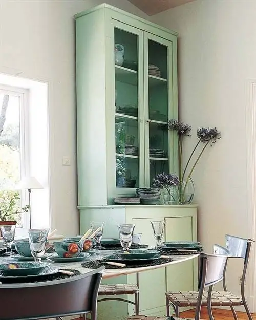 Комната, Стекло, Мебель, Стол, Дизайн интерьера, Светильник, Посуда, Дом, Дом, Стул,