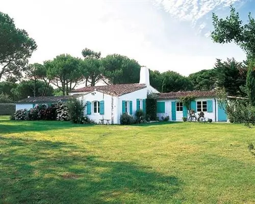 Окно, Имущество, Земельный участок, Дом, Жилой район, Недвижимость, Дом, Крыша, Древесное растение, Сад,