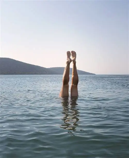 женщина купается в озере