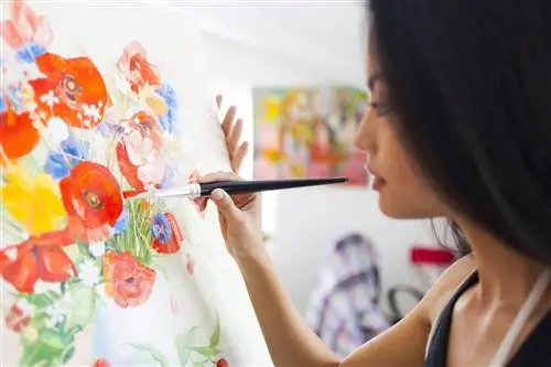 женщина рисует картину