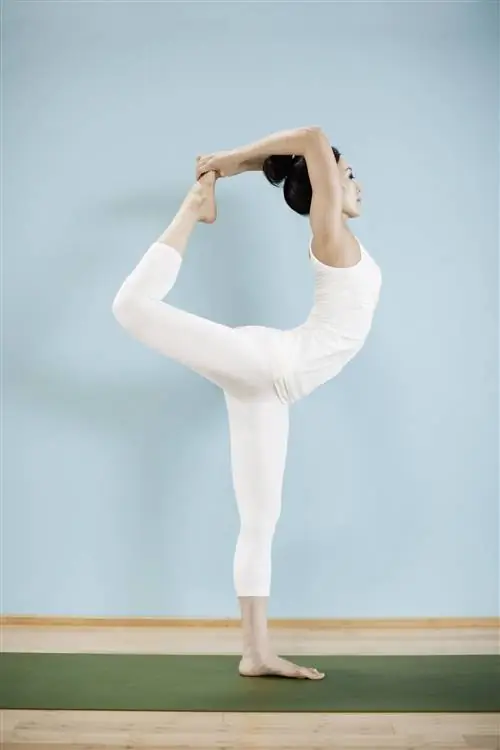 женщина занимается йогой