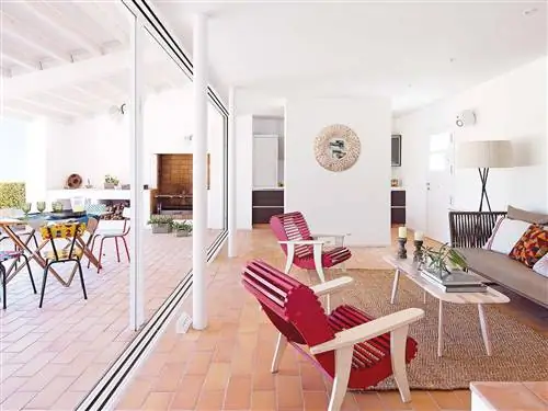 Этаж, Комната, Дизайн интерьера, Пол, Мебель, Стол, Потолок, Диван, Стена, Гостиная,