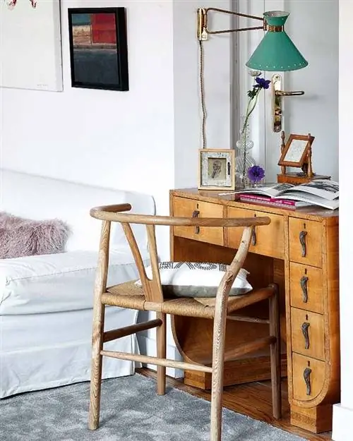 Мебель, Комната, Стол, Дизайн интерьера, Письменный стол, Стул, Полка,