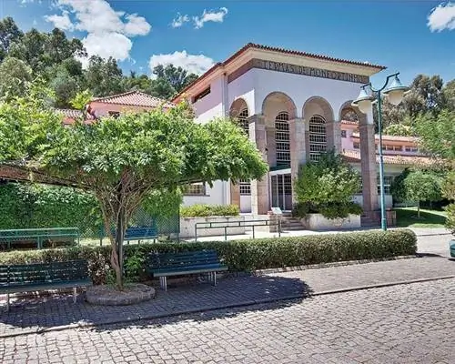 Растение, Имущество, Соседство, Здание, Недвижимость, Дом, Кустарник, Жилой район, Дом, Скамейка,