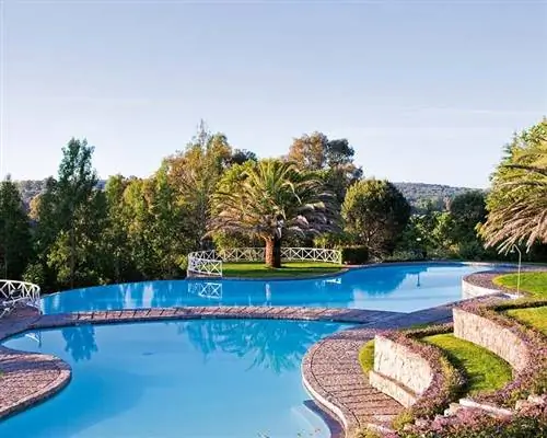 Бассейн, Сад, Недвижимость, Лазурь, Кустарник, Аква, Ландшафтный дизайн, Водные объекты, Живая изгородь, Двор,