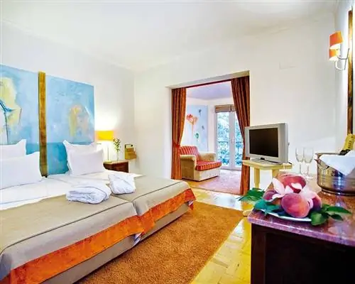 Комната, Дизайн интерьера, Кровать, Текстиль, Спальня, Постельные принадлежности, Стена, Мебель, Постельное белье, Простыня,