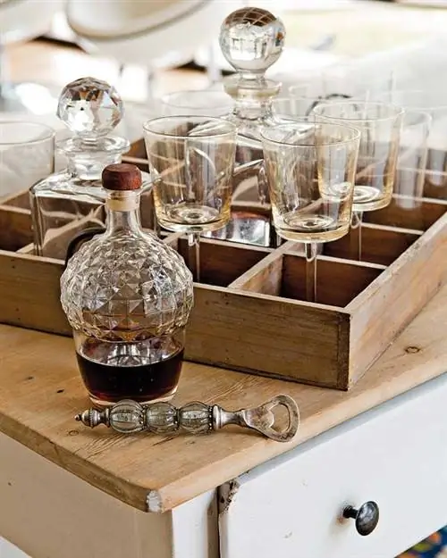Barware, Стол, Стекло, Стеклянная бутылка, Комната, Мебель, Дизайн интерьера, Графин, Ликер, Бокалы,
