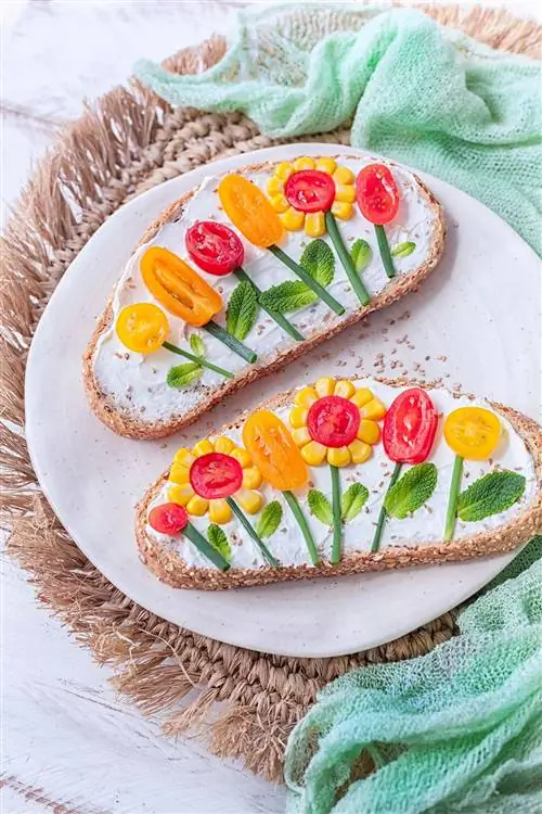Свежие сырные тосты с овощами и цветами